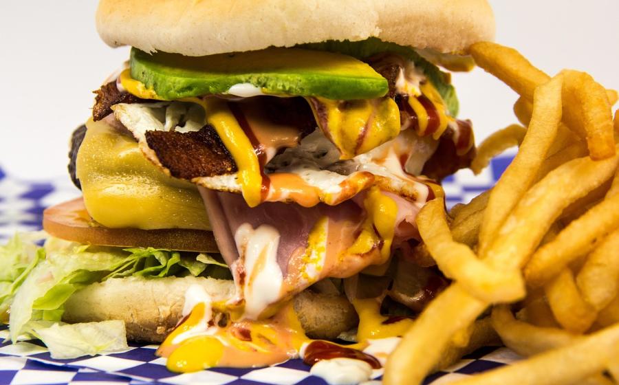 Hamburger a hranolky, zdroj obrázku Pixabay.com