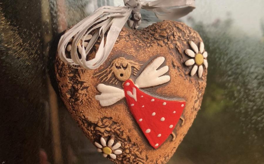 Foto anděla na keramickém srdci, foto Helena Luptáková