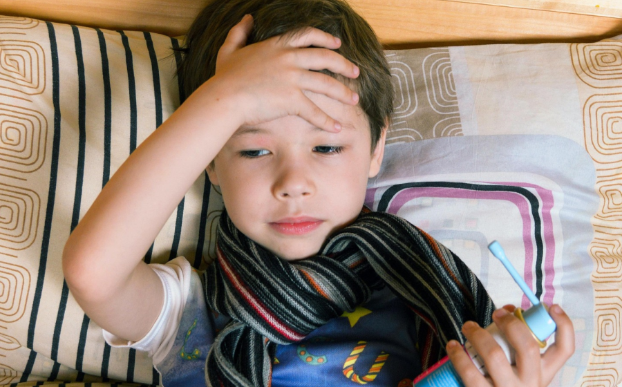 Nemocný kluk s angínou, zdroj obrázku Pixabay.com