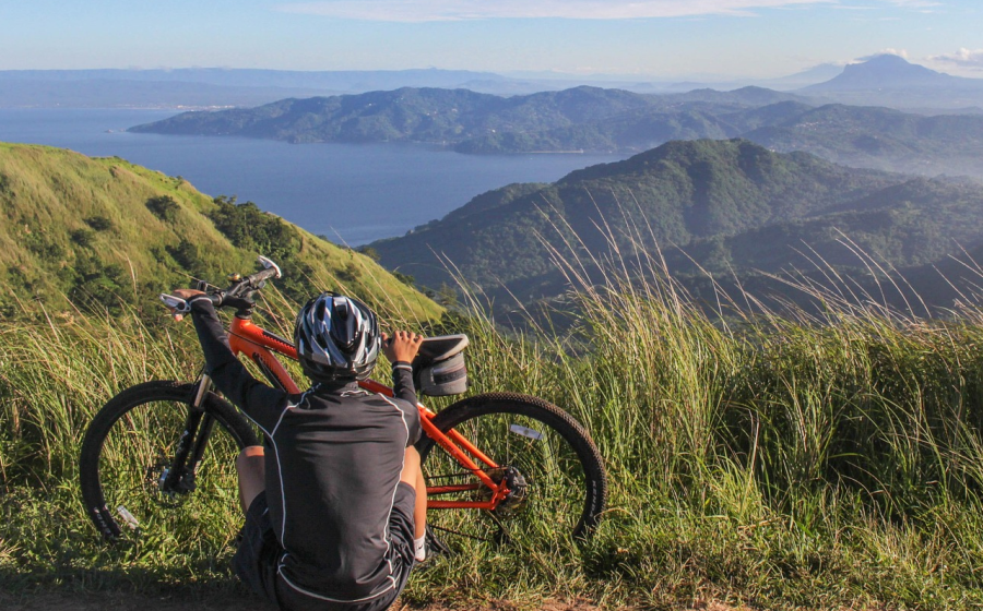 Mladý muž s kolem, zdroj obrázku Pixabay.com