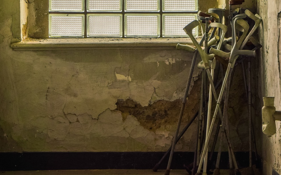 Staré berle v koutě, zdroj obrázku Pixabay.com