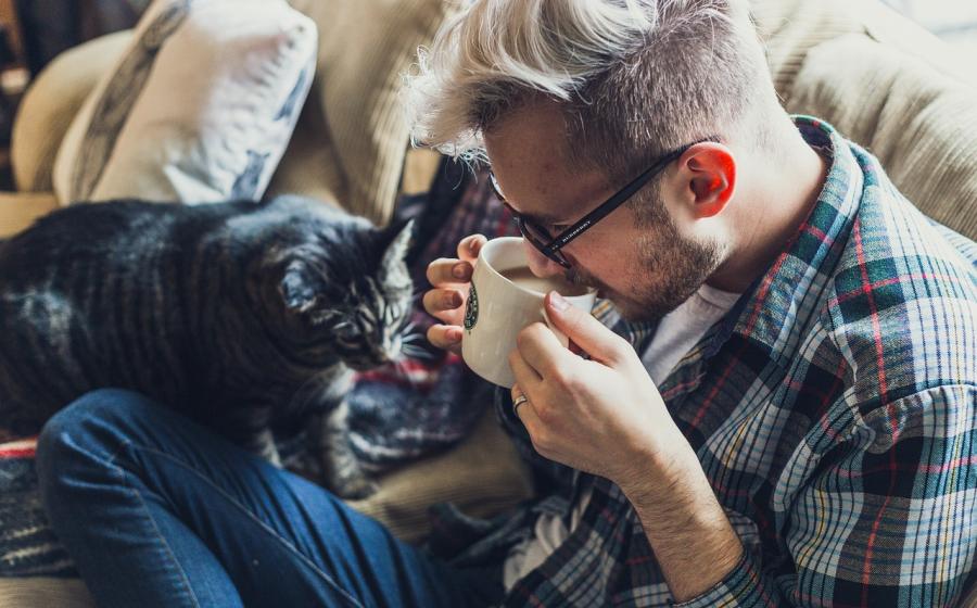 Muž pije kávu, zdroj obrázku Pixabay.com