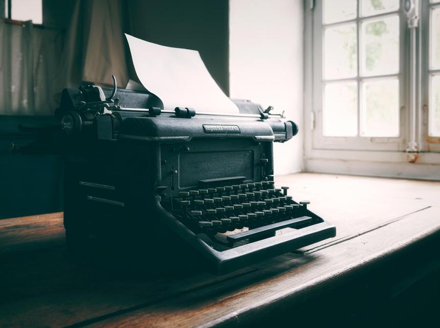 Starý psací stroj, zdroj obrázku Pixabay.com