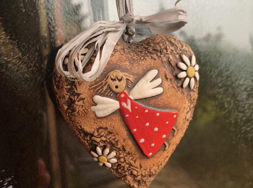 Foto anděla na keramickém srdci, foto Helena Luptáková