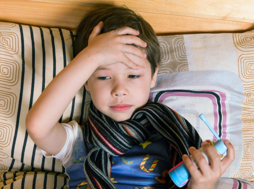 Nemocný kluk s angínou, zdroj obrázku Pixabay.com