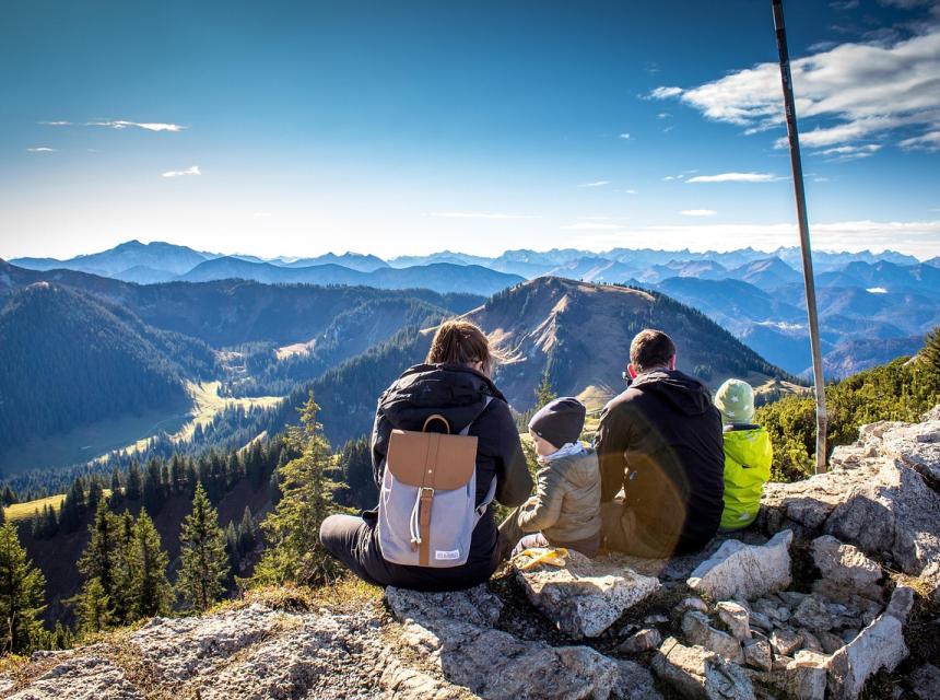 Rodina na výletě v horách, zdroj obrázku Pixabay.com