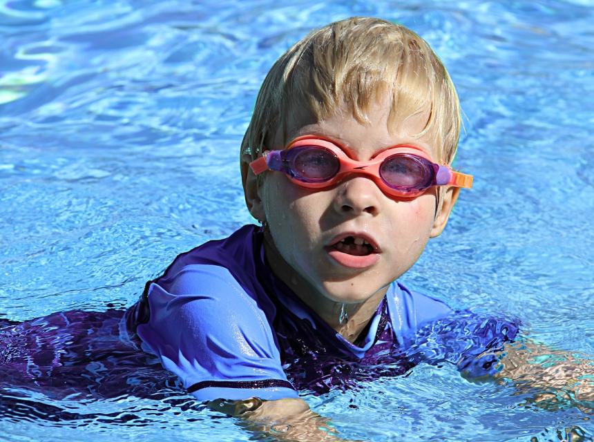 Chlapec v bazénu, zdroj obrázku Pixabay.com