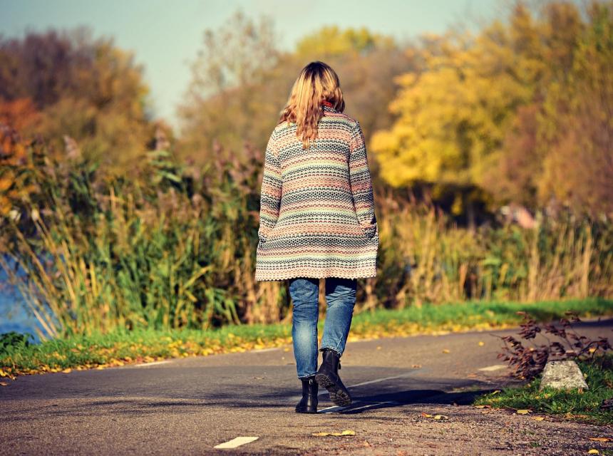 Žena na procházce, zdroj obrázku Pixabay.com
