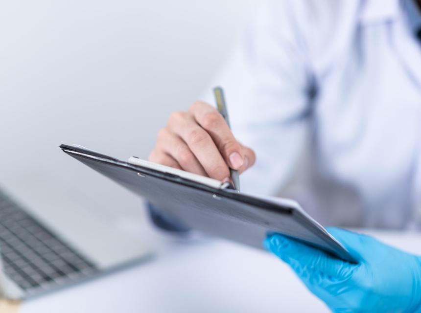 Lékař, autor obrázku Chokniti Khongchum, zdroj Pixabay.com